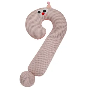 Long oreiller en forme de point d'interrogation en soie glacée rose à carreaux