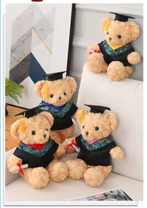 Grupo de lindos ositos de peluche de graduación que visten togas negras y birretes.
