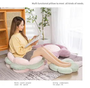 Gran cojín de suelo de peluche con forma de girasol en un salón luminoso y acogedor