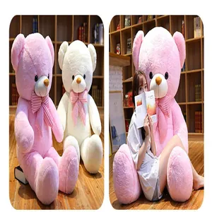 Riesiger rosa Teddybär Plüschtier, gehalten von einer Person im Bibliotheks-Ambiente