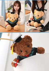 Escenas detalladas de un oso de peluche de graduación con birrete y toga de regalo