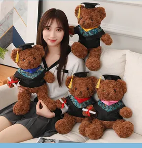 Primer plano de osos de peluche de graduación con collares de colores sostenidos por una modelo