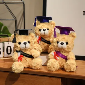 Set van drie pluchen afstudeerberen met gekleurde hoedjes en Congratulations sjerpen cadeau