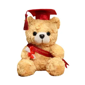 Schattige afstudeer teddybeer knuffel met rode baret en gefeliciteerd sjerp cadeau