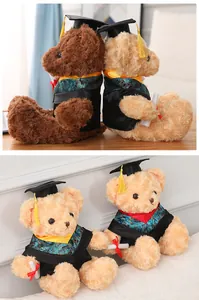 Primer plano de dos ositos de peluche de graduación con togas y birretes académicos.