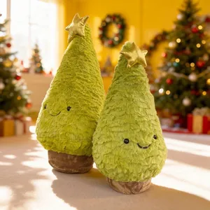 Muñecos de peluche de árbol de Navidad con caras sonrientes y estrellas doradas en escena.