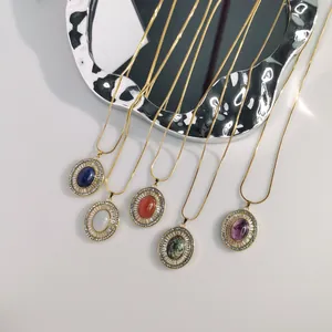 Detailansicht französischer Vintage-Halsketten mit bunten ovalen Steinen und Kristallen