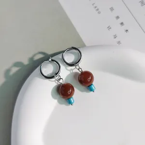 Macro di orecchini a cerchio stile punk con perline marroni e blu per orecchie non forate