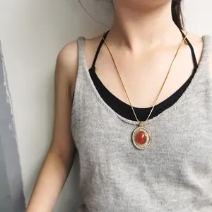 Elegante Vintage-Halskette mit Rhodochrosit-Anhänger an einer goldenen Kette, Retro