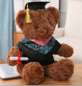 Primer plano de un oso de peluche de graduación con birrete y diploma enrollado
