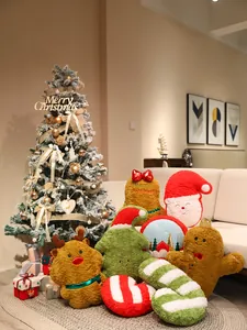 Verschiedene weiche Weihnachtskissen in festlicher Wohnzimmer-Atmosphäre.