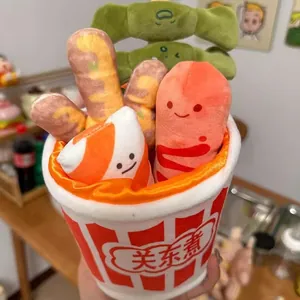 Détail d'un set d'Oden en peluche avec des personnages saucisse et gâteau de poisson en tasse
