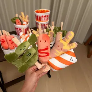 Vue détaillée des brochettes oden en peluche avec visages mignons et couleurs vives.