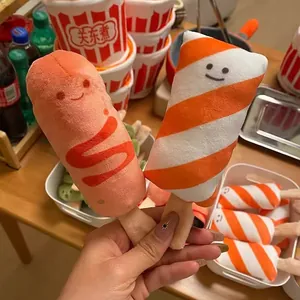 Gros plan de peluches mignonnes sur le thème d'Oden avec des visages souriants.