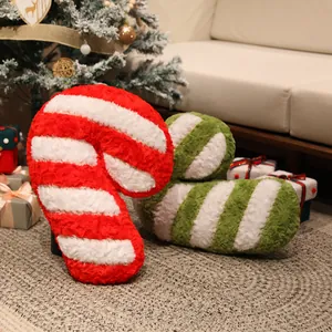 Festliche Plüsch-Zuckerstangenkissen in Rot und Grün für Weihnachtsdeko.