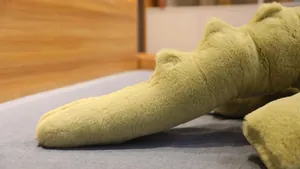Vue macro détaillée montrant la texture douce du tissu vert d'un oreiller en peluche
