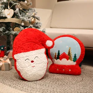 Festliche dekorative Plüschkissen in Form von Weihnachtsmann und Schneekugel am Tannenbaum.