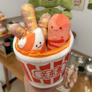 Ensemble de peluches oden créatif avec brochettes dans un seau à rayures rouges