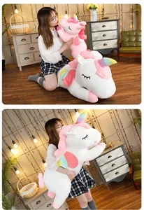 Detailansicht eines großen weichen Einhorn-Plüschtiers mit Regenbogenhorn und Model.