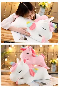 Große weiße und rosa Einhorn Plüschkissen mit Regenbogenflügeln zum Schlafen.