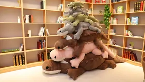 Pile d'oreillers en peluche crocodile colorés de différentes tailles dans une chambre