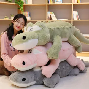 Grands coussins en peluche crocodile colorés empilés dans une bibliothèque chaleureuse