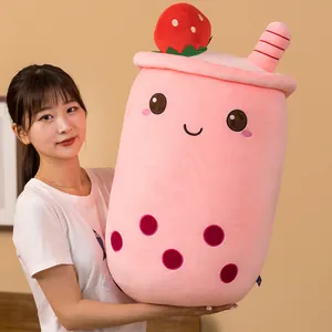 Peluche grande de té con leche rosa con decoración de fresa y cara sonriente linda