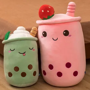 Lindos cojines de peluche de té de burbujas de fresa y matcha con caras sonrientes