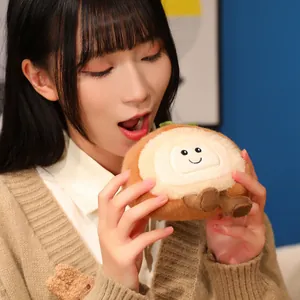 Peluche creativo de rollo suizo pastel postre muñeca sostenido por una modelo