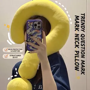 Almohada de cuello amarilla creativa con forma de signo de interrogación para viajes.