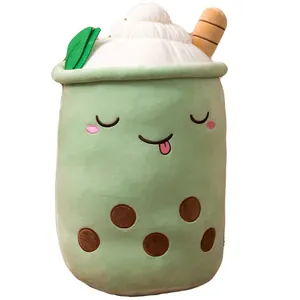 Lindo cojín de peluche de té de burbujas matcha con cara sonriente y crema batida