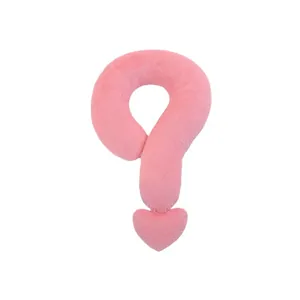 Almohada de cuello de felpa rosa con forma de signo de interrogación para viajes y siestas