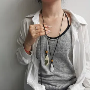 Collana lunga in corda di cuoio etnica retrò con pendenti ovali a pieghe oro e argento
