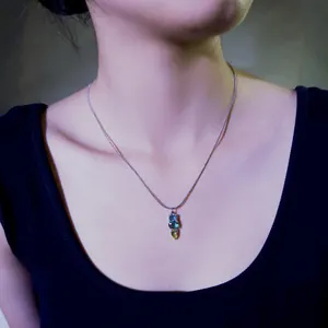 Elegante Halskette mit mehrfarbigen Edelsteinen an einem Modellhals für einen minimalistischen Stil