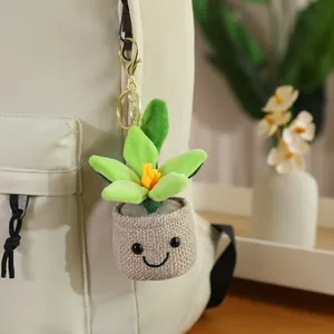 Simpatico portachiavi a forma di pianta grassa in peluche su uno zaino color crema