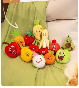 Assortimento di peluche per animali a forma di frutta su una morbida coperta verde