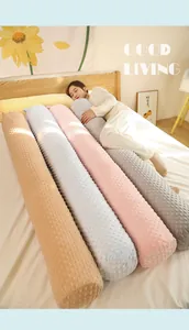 Coussins de corps cylindriques confortables en tissu à pois dans une chambre
