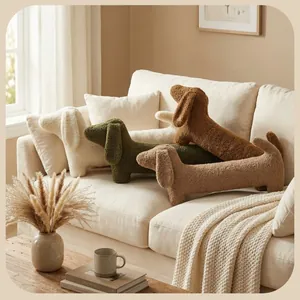 Coussins en peluche minimalistes en forme de teckel de différentes couleurs sur un canapé