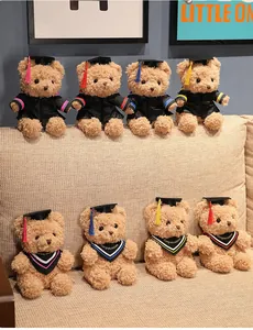 Detailansicht verschiedener Abschluss-Teddybären mit farbigen Quasten und Talaren