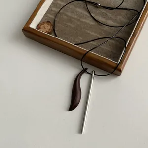 Collana lunga retrò con ciondolo in legno di sandalo e acciaio al titanio, design curvo