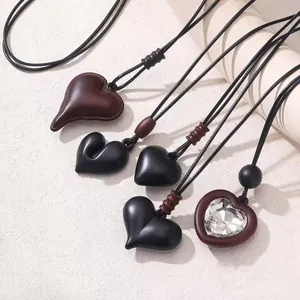 Ensemble de colliers à pendentifs cœur 3D rétro avec cordons en cuir noir et finitions mats