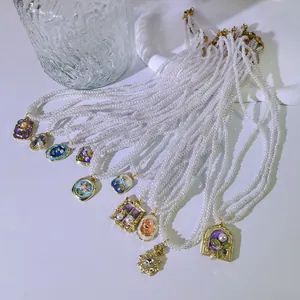 Nahaufnahme französischer Vintage-Perlenketten mit bunten Emaille-Blumenanhängern im Detail