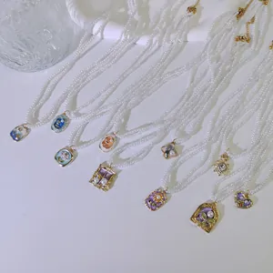 Französische Vintage-Perlenketten mit bunten Emaille-Blumenanhängern in verschiedenen Designs