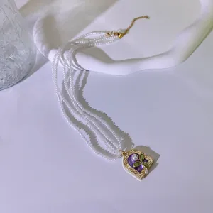 Detailansicht der französischen Vintage-Perlenkette mit dreisträngigem Emaille-Blumenanhänger