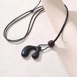 Collier avec pendentif cœur abstrait noir de style néo-chinois et cordon en cuir