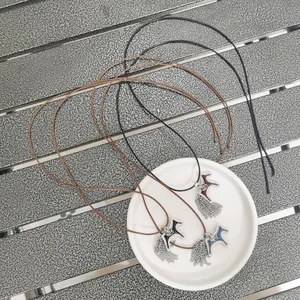 Detaillierte Nahaufnahme von Vintage-Pferdeanhängern mit Kettenquasten auf einem weißen Teller