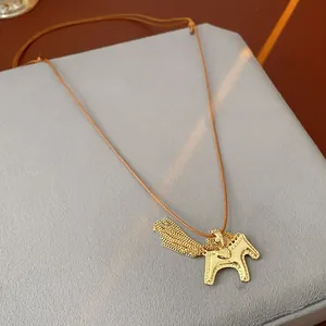 Makroansicht der Vintage-Gold-Pferde-Halskette mit filigranen Kettenquasten-Details