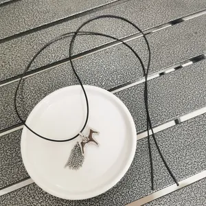 Vintage Minimalistische Pferde-Halskette mit Silberquasten an Schwarzer Kordel