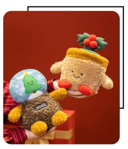 Weihnachtliche Plüschtiere mit Stechpalmentopf und festlichem Tannenbaum-Schneekugel-Design