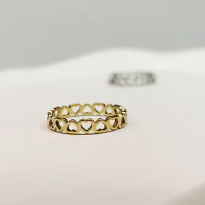 Primo piano di un anello in acciaio inossidabile dorato con un elegante motivo a cuore